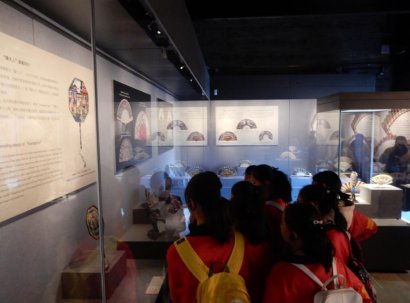 扇子上的东方与西方：18-19世纪的中西成扇在广东开展